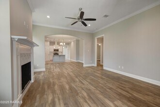209 Bennington Ln in Youngsville, LA - Foto de edificio - Building Photo