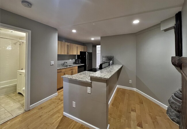 25 Bow St, Unit 1 in Somerville, MA - Foto de edificio - Building Photo