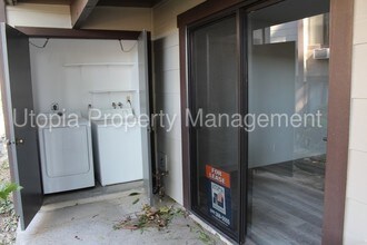 20702 El Toro Rd-Unit -APT 101 in Lake Forest, CA - Building Photo - Building Photo