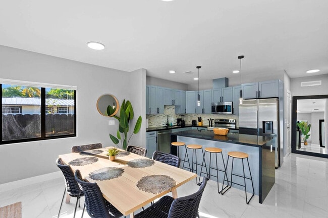 1540 NW 46th St in Miami, FL - Foto de edificio - Building Photo