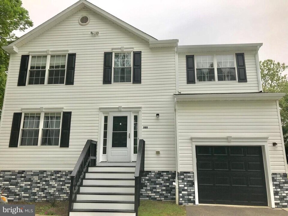 205 Margate Dr in Glen Burnie, MD - Building Photo