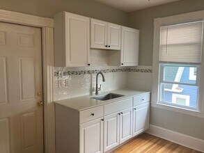28 Oakwood Ave, Unit 3rd Floor in West Hartford, CT - Building Photo - Building Photo