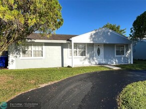 1240 SW 73rd Ave in North Lauderdale, FL - Foto de edificio - Building Photo