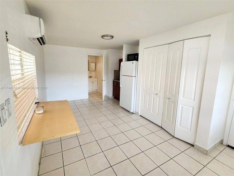 4051 NW 2nd St, Unit 3 in Miami, FL - Building Photo