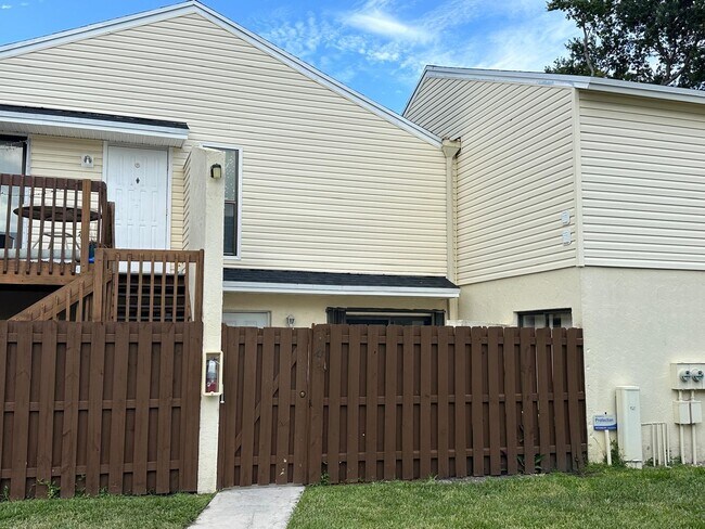 631 Executive Center Dr in West Palm Beach, FL - Building Photo - Building Photo
