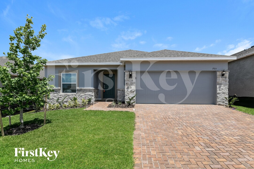 705 Blackstone St in Minneola, FL - Building Photo