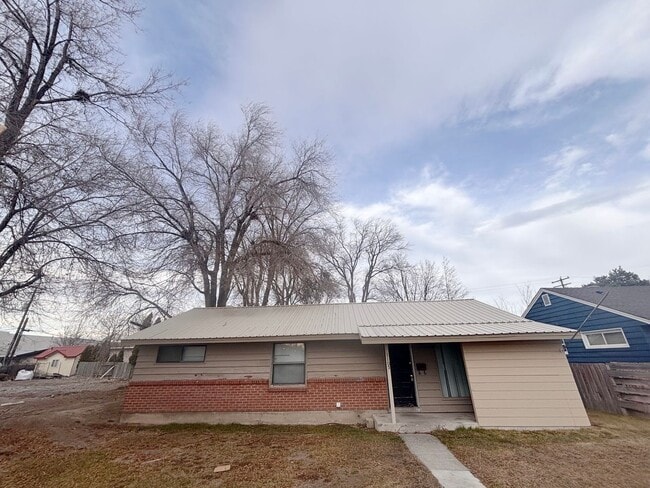 property at 1105 E 16th St