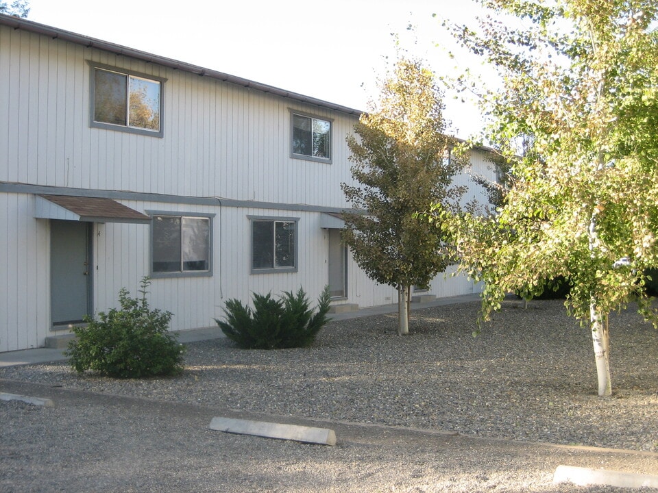1018 Harmony Rd in Winnemucca, NV - Building Photo