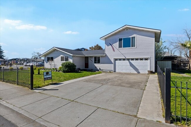 7681 Garrison Ave in White City, OR - Building Photo - Building Photo