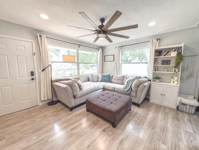 4042 39th Ave N in St. Petersburg, FL - Building Photo - Building Photo