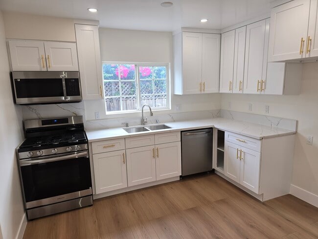 6703 Cedros Ave in Los Angeles, CA - Building Photo - Building Photo