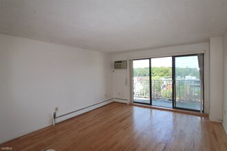 141 Coolidge Ave-Unit -# 718 in Watertown, MA - Building Photo - Building Photo