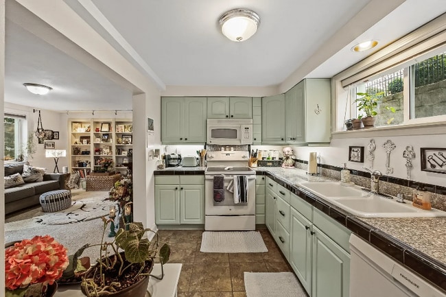 property at 1109 S Walnut St