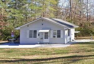 118 L R Smith Rd in Hendersonville, NC - Building Photo