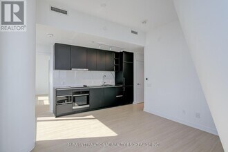 8-PH08 Wellesley St W in Toronto, ON - Building Photo - Building Photo