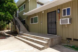 2621 Dove St in San Diego, CA - Building Photo - Building Photo
