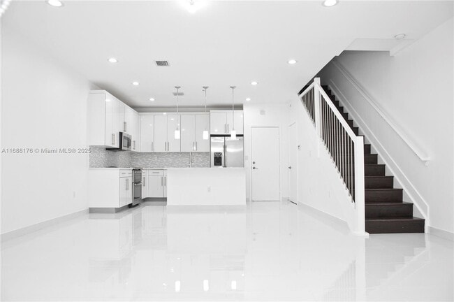 2610 NE 213th St in Miami, FL - Foto de edificio - Building Photo