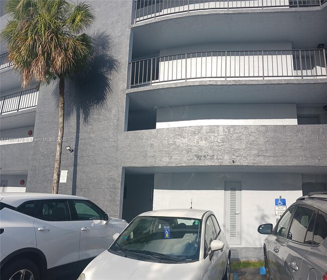 8821 W Flagler St in Miami, FL - Building Photo - Building Photo