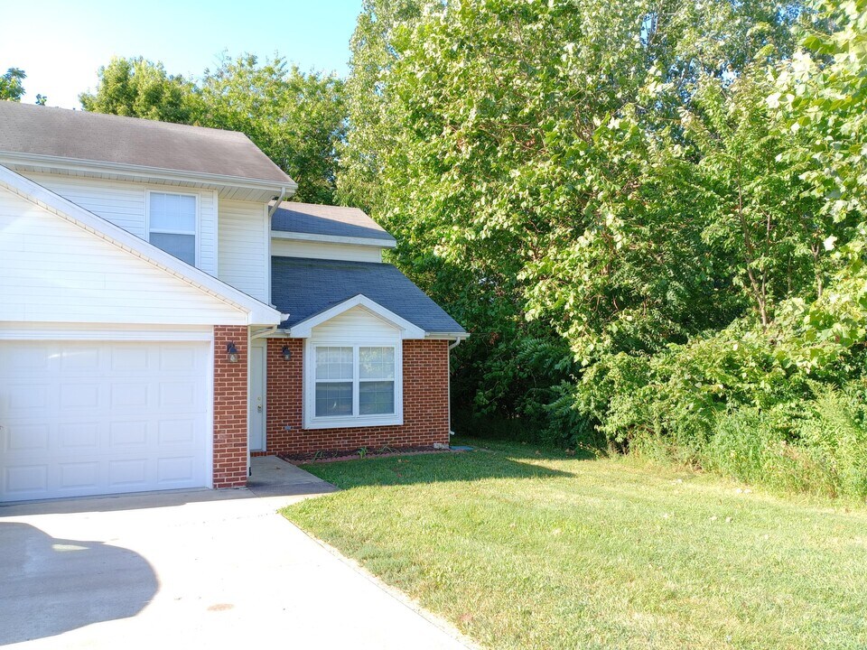 406 E Liberty Ln in Ashland, MO - Building Photo
