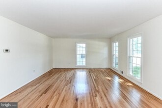 5012 Sideburn Rd in Fairfax, VA - Foto de edificio - Building Photo