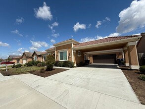 3124 Markham St in Tulare, CA - Foto de edificio - Building Photo