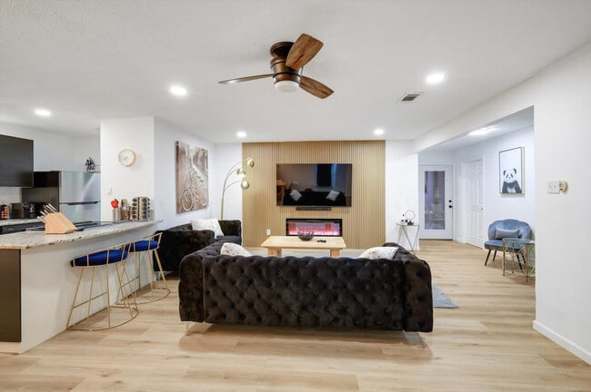 8005 Woodhue Rd in Dallas, TX - Building Photo - Building Photo