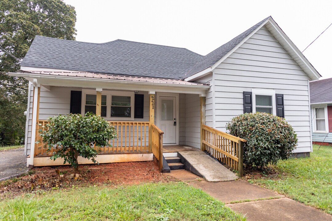 221 N Davis Ave in Newton, NC - Foto de edificio