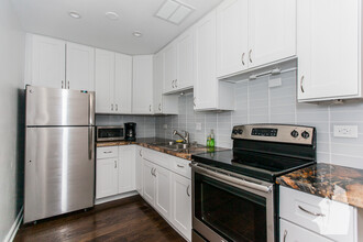 619 W Stratford Pl, Unit 506 in Chicago, IL - Foto de edificio - Building Photo