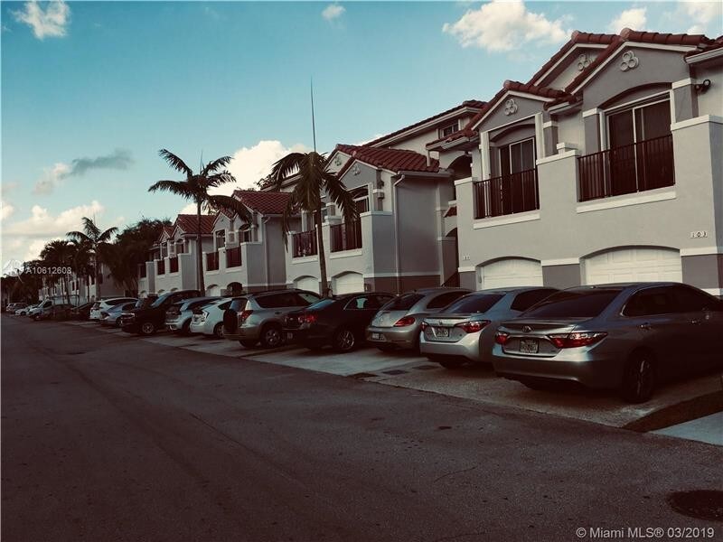 10101 SW 154th Cir Ct in Miami, FL - Foto de edificio