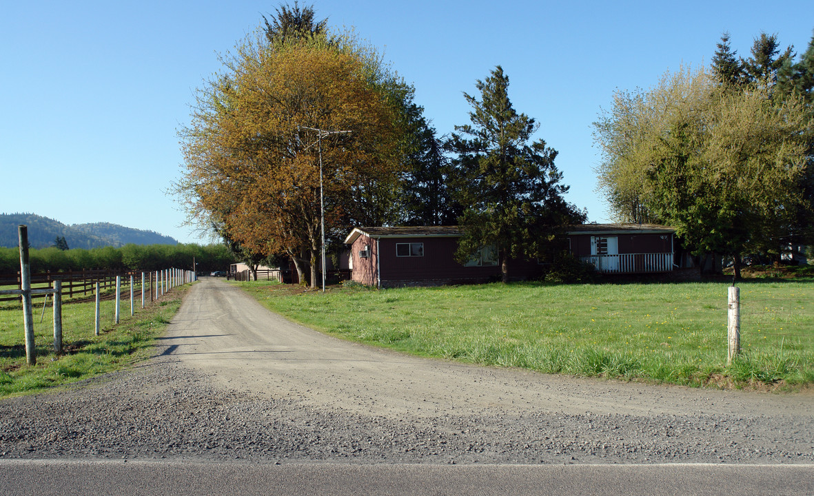 Riverwood Mobile Home Park in Creswell, OR - Building Photo