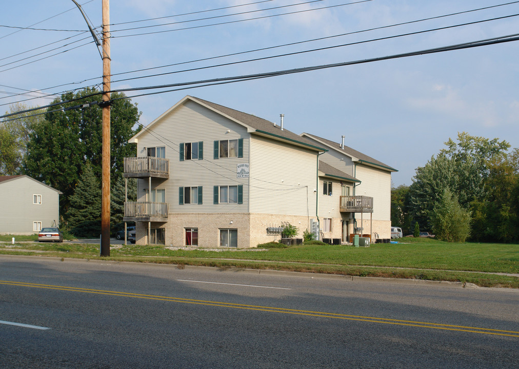 3530 West Jolly Road in Lansing, MI - Foto de edificio