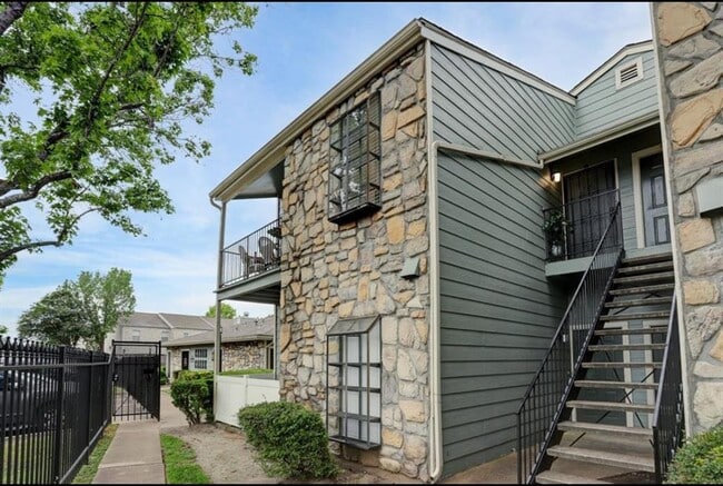 3752 Tanglewilde St in Houston, TX - Building Photo - Building Photo