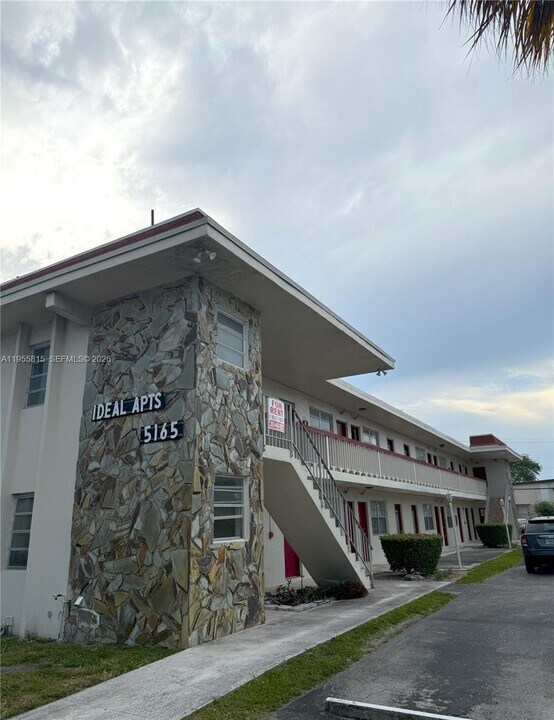 5165 W Flagler St in Coral Gables, FL - Building Photo