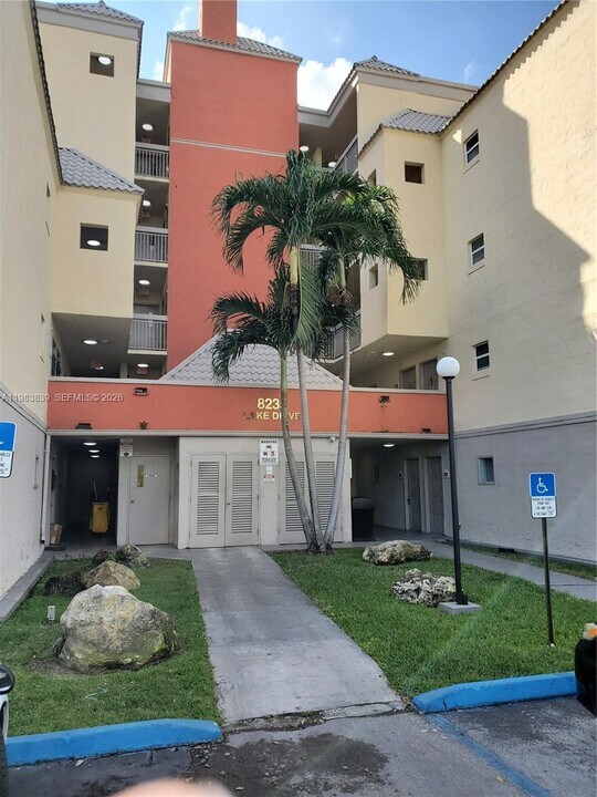 8235 Lake Dr in Doral, FL - Building Photo