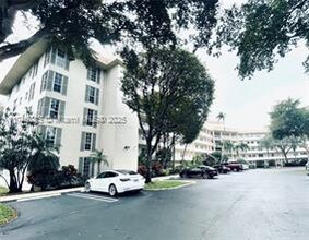 3800 Oaks Clubhouse Dr, Unit # 112 in Pompano Beach, FL - Foto de edificio - Building Photo