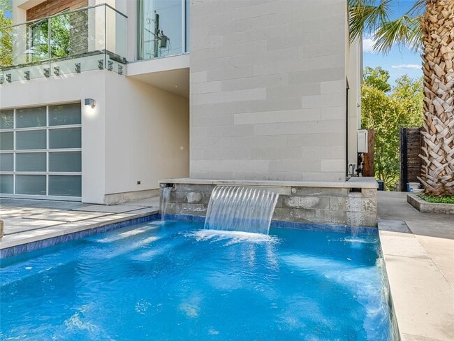 property at 1107 W 31st St