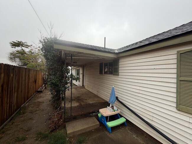 115 Olive Ave in Taft, CA - Foto de edificio - Building Photo