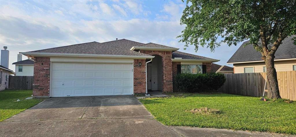 7402 Spring Creek Cir in Baytown, TX - Building Photo
