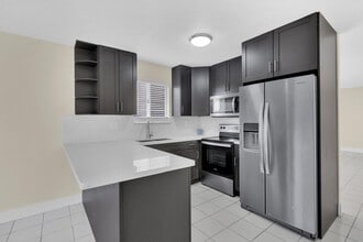 16214 SW 137th Ct in Miami, FL - Foto de edificio - Building Photo