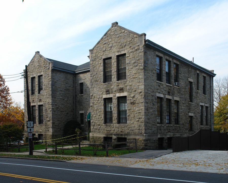 1085 Boston Post Rd in Rye, NY - Building Photo