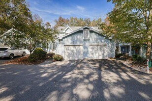 305 Inverness Dr in East Stroudsburg, PA - Building Photo