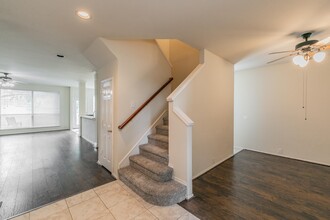 2100 Royal Oak Dr in Bedford, TX - Foto de edificio - Building Photo