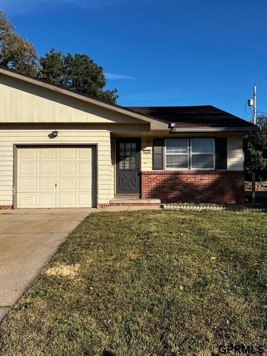 13224 Montclair Dr in Omaha, NE - Foto de edificio