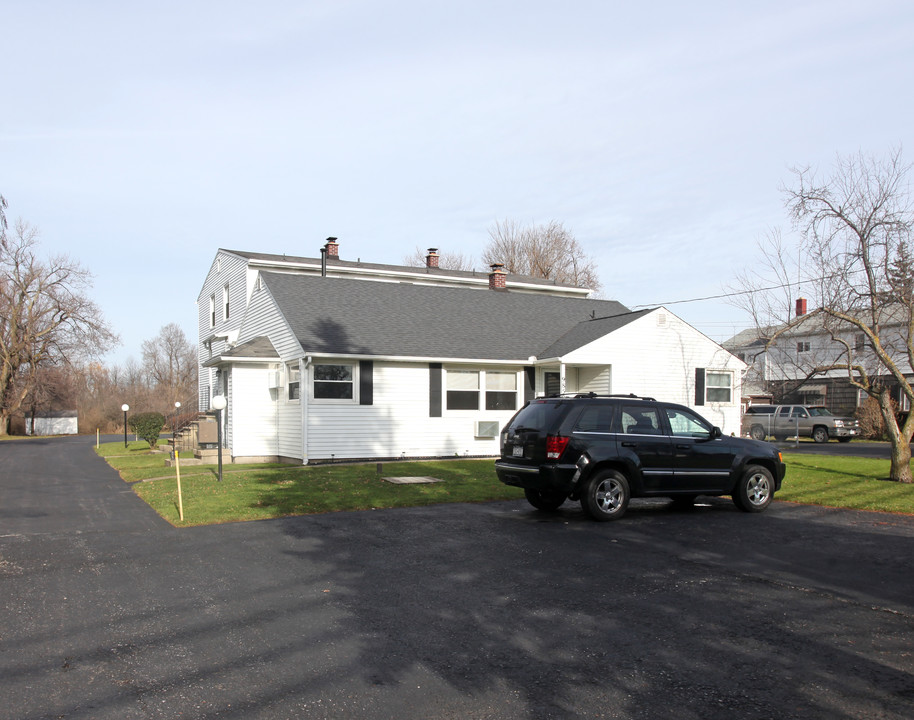 9850 Main St in Clarence, NY - Building Photo