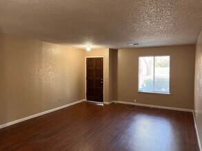 511 E Prosperity Ave in Tulare, CA - Building Photo - Building Photo