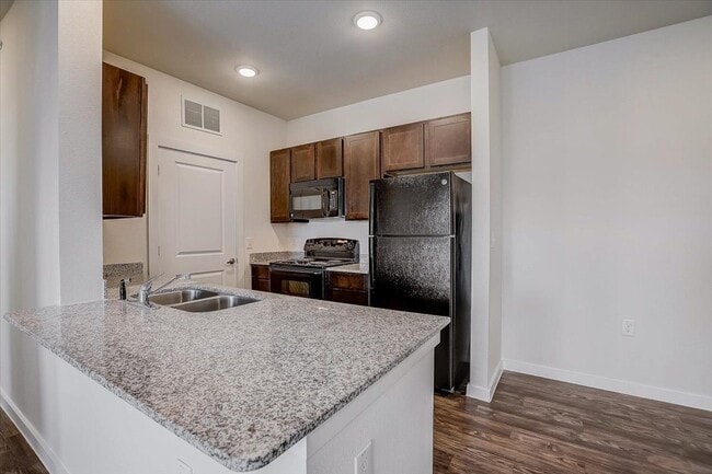 The Strand Apartments in Kyle, TX - Foto de edificio - Building Photo