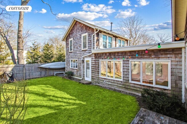 56 Pine Neck Ave in Sag Harbor, NY - Foto de edificio - Building Photo