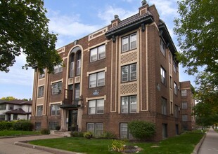 2600 Pleasant Ave S in Minneapolis, MN - Building Photo - Building Photo