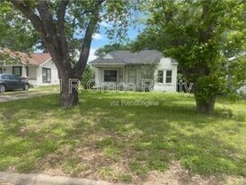609 E Walker St in Groesbeck, TX - Building Photo