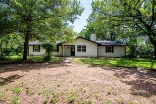 607 E 15th St in Bonham, TX - Building Photo